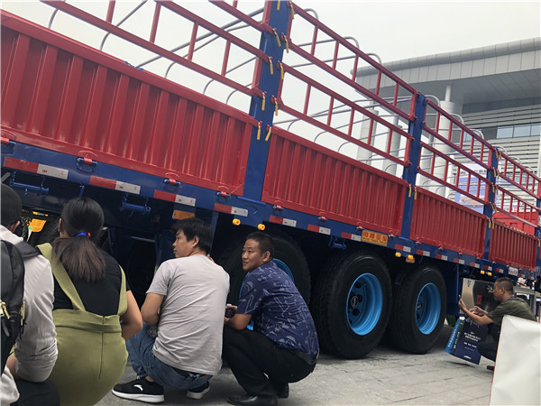 眾人圍觀，車(chē)友們遙遙千里趕來(lái)，車(chē)展會(huì)中堪稱(chēng)“火爆”