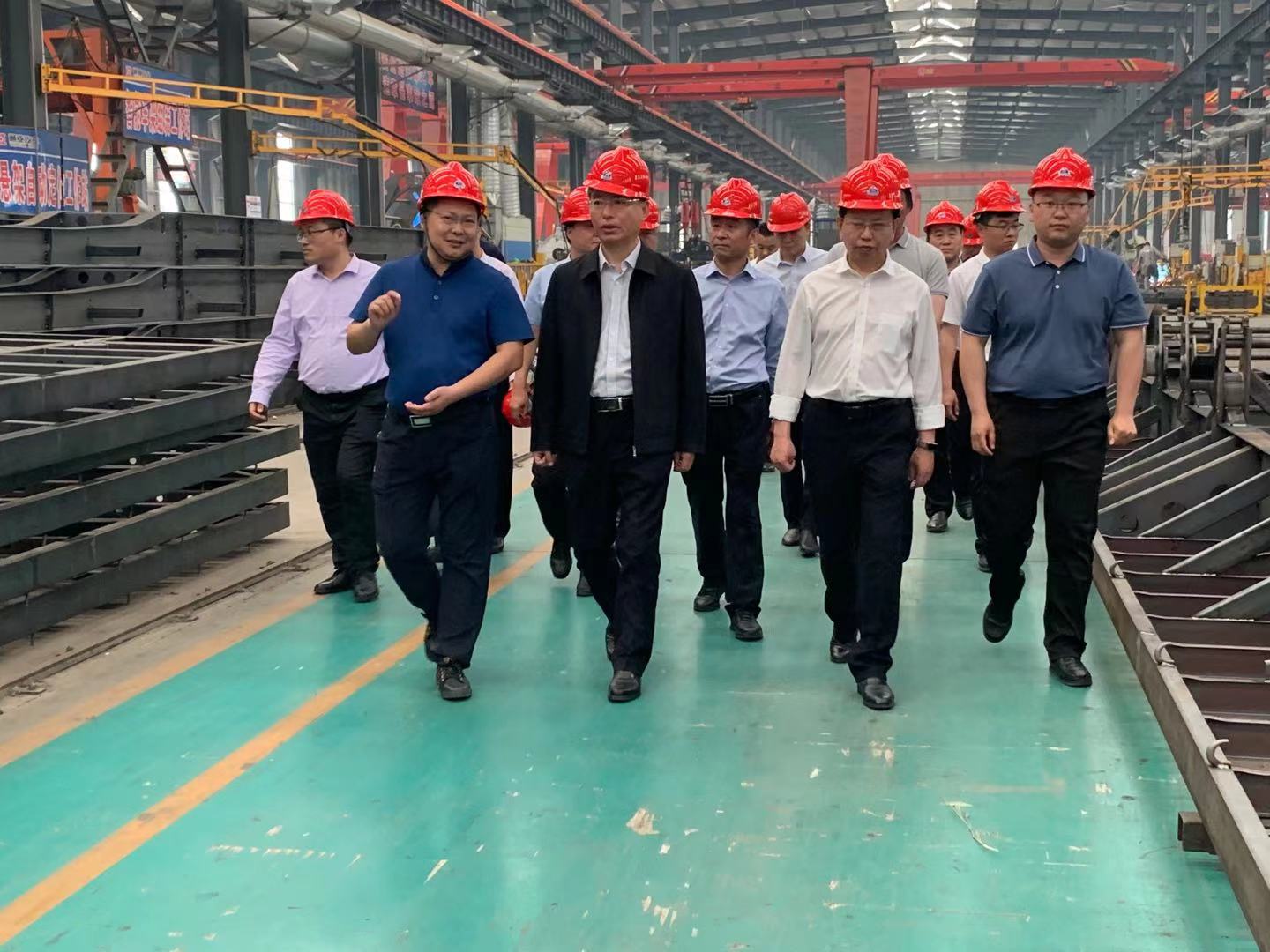縣委縣領導對通亞汽車進行參觀指導